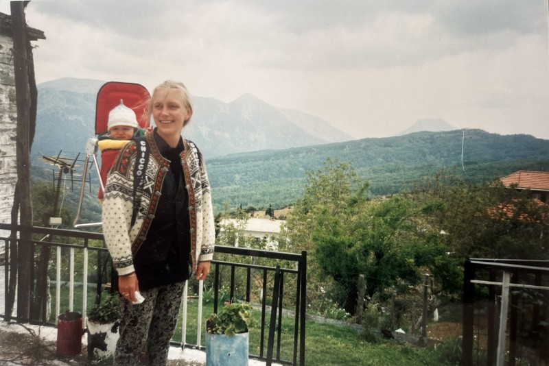 Pia med dotter på svärföräldrarnas altan, år 1992