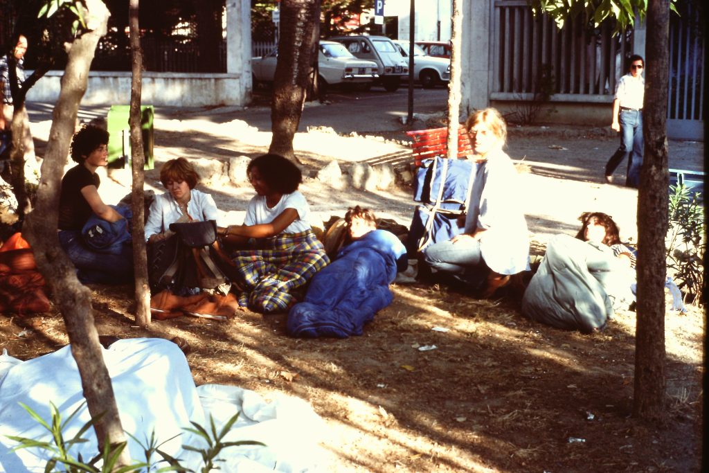 Ungdomar med rygg- och sovsäckar på Korfu 1976