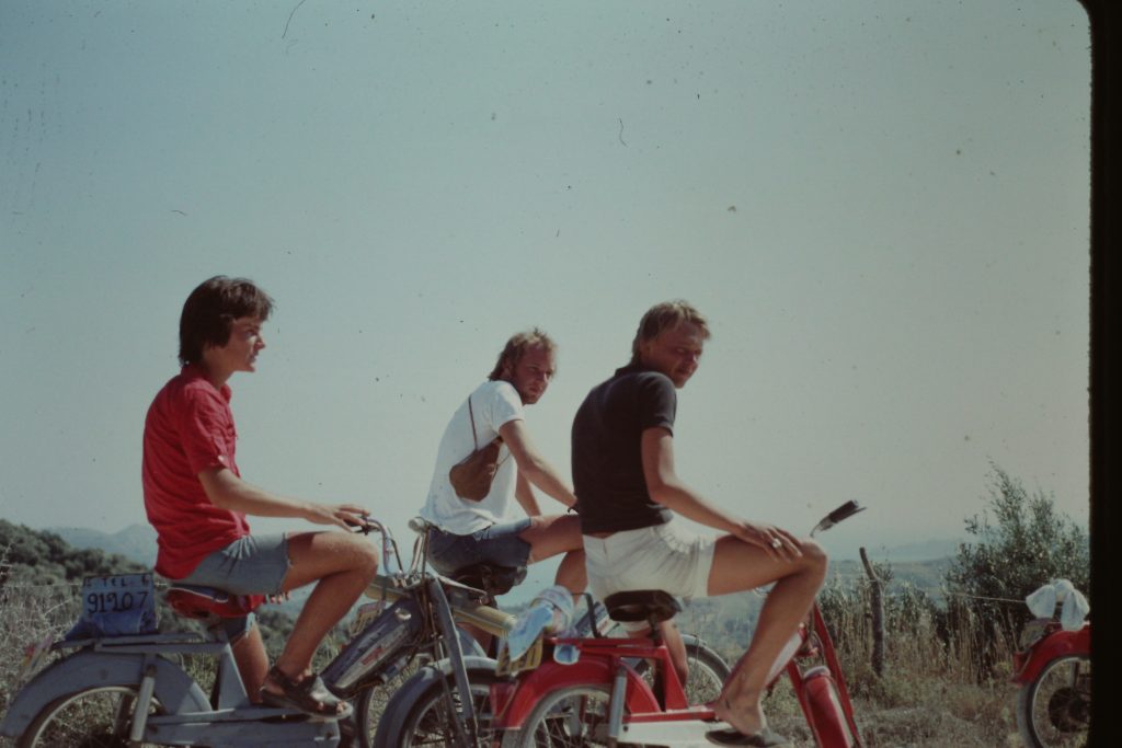 Uffe med kompisar hyr mopeder på Korfu