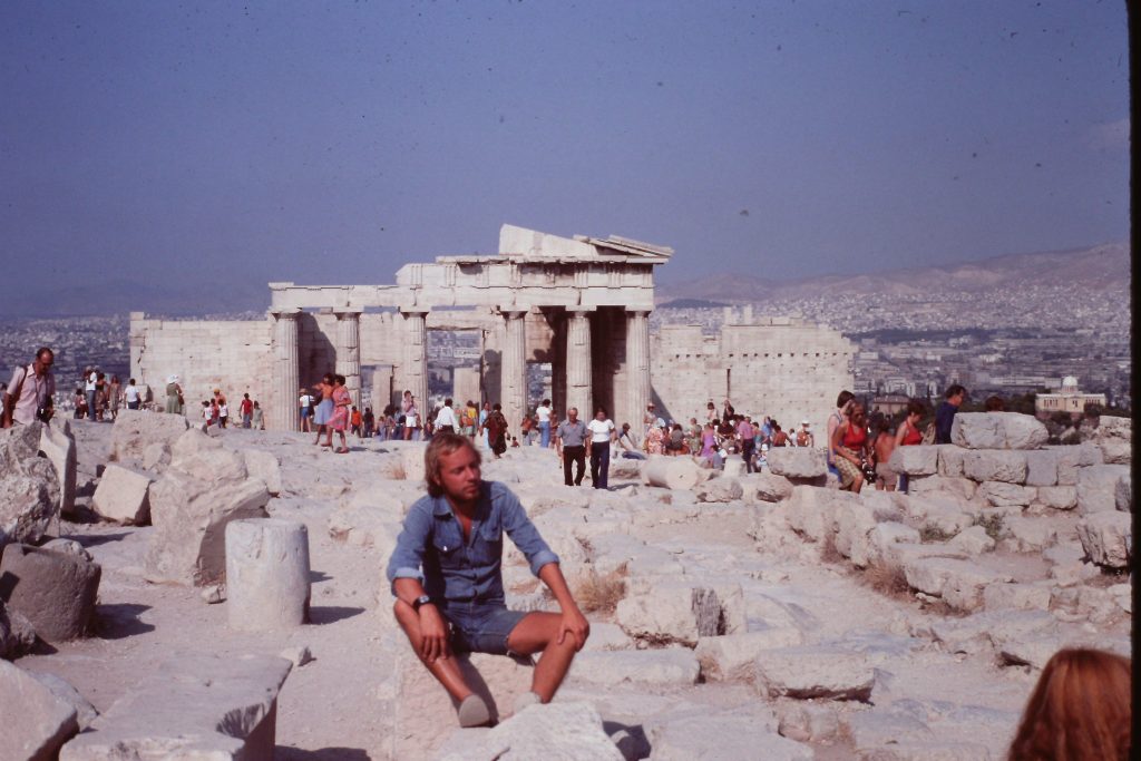 Uffe sitter på stenar vid Akropolis