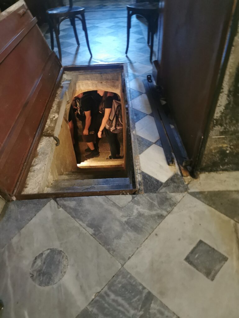 Guided tour in Athens: In the secret catacombs of the Russian Churche