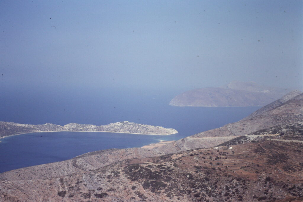 Närmar mig Aegiali-bukten efter ca 4 timmars vandring i bergen. Den lilla ön Nikouria i bakgrunden.