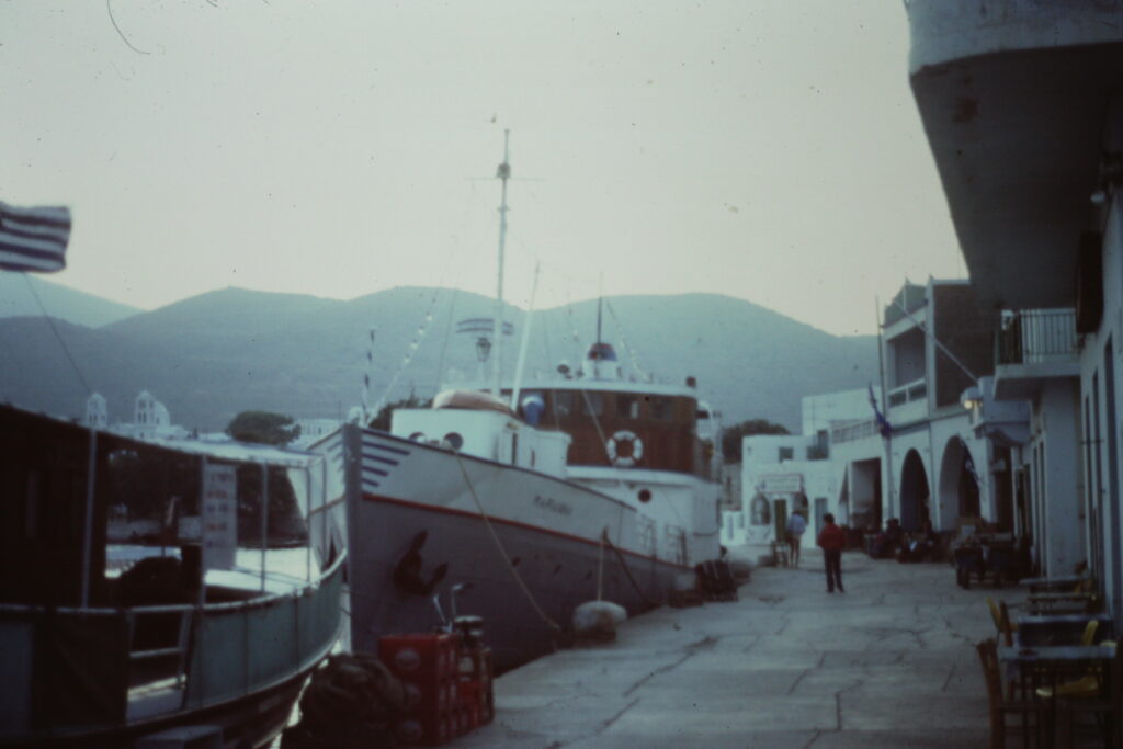 Katapola, 1981. Marianna i hamn.