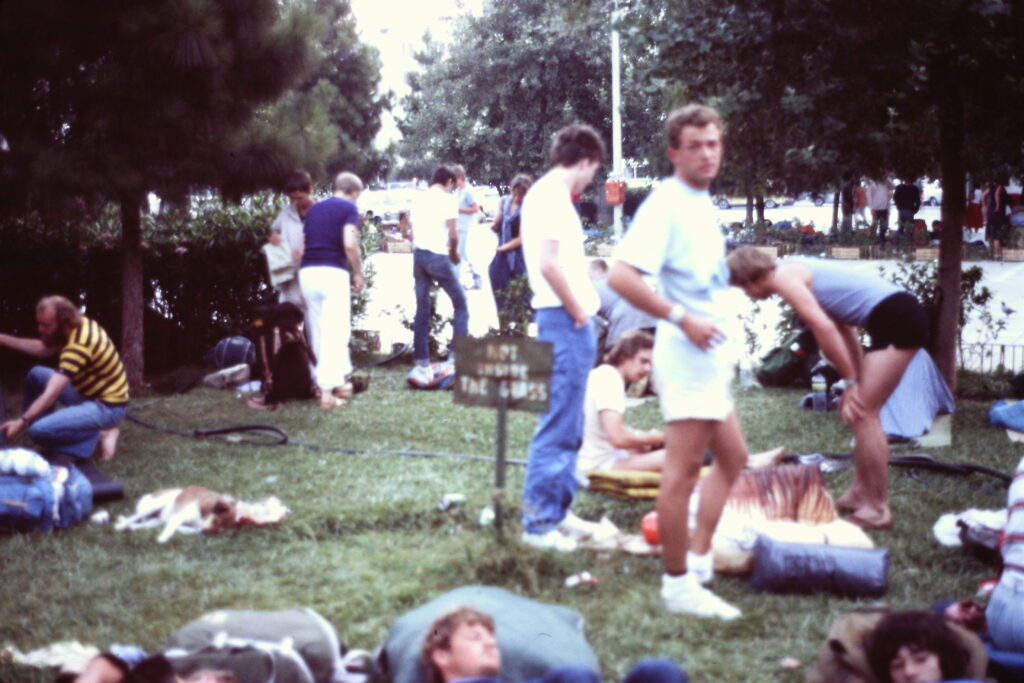 Pireus 1981. Den lilla parken Tzelepi, i väntan på båten för att öluffa ut till Kykladerna