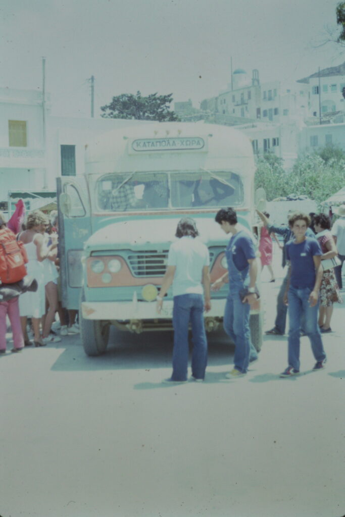1981. Agia Paraskevi. Dodgebussen på väg till festivalen