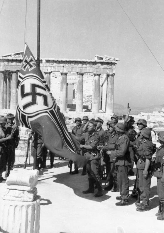 Nazistflaggan hissas på Akropolis