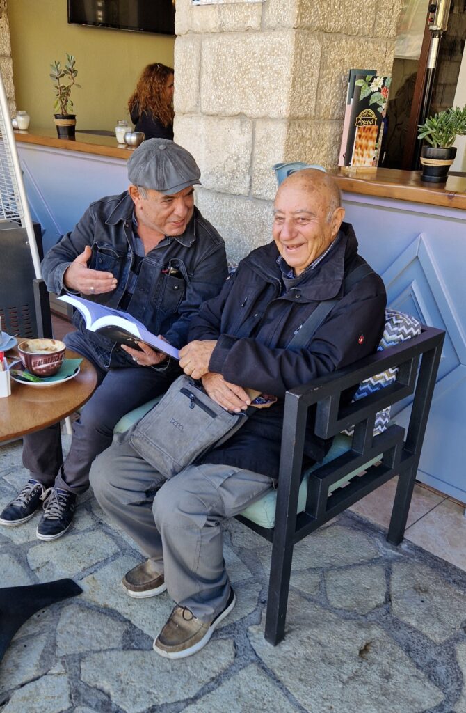 Expeditionens Georgios Xyftilis med arkitekten Kostas Papatheodorou i hans hemby Levidi, norra Peloponnesos.