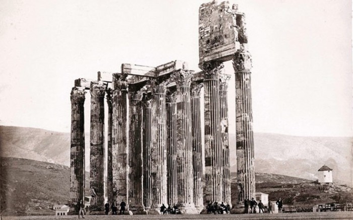 The peculiar structure atop the columns of the Olympieion