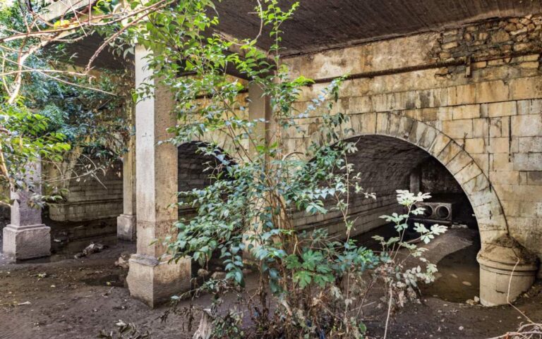 Stenvalvbron under Ilisos foden