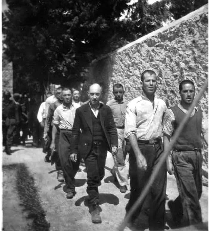 Grekiska motståndsmän förs mot skjutfältet vid massavrättningen i Kaisariani den 1 maj 1944