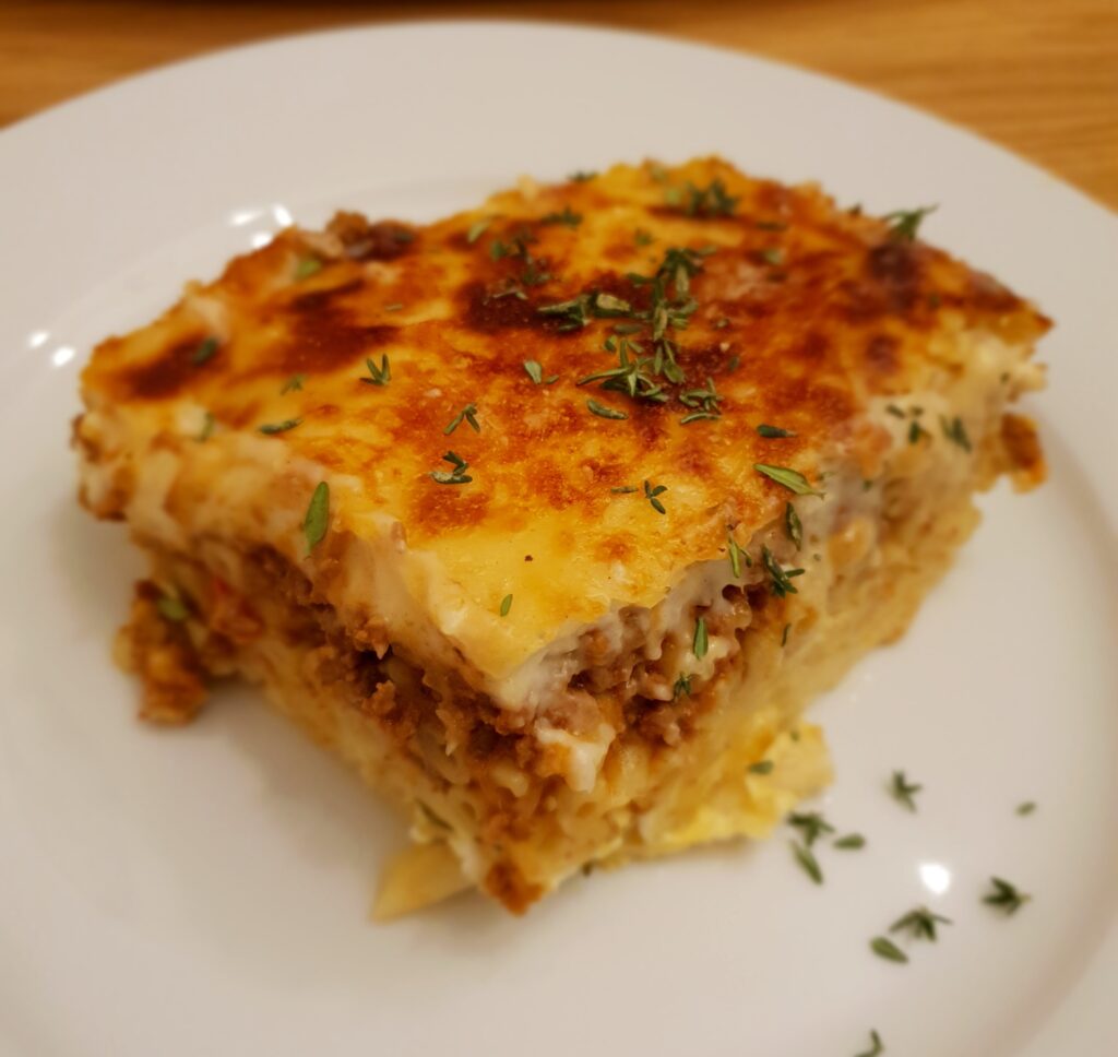 Hemlagad pastitsio med pasta, köttfärssås och béchamel
